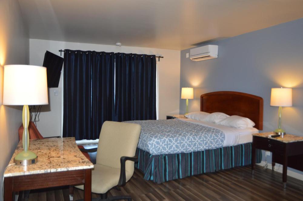 Suite room with three beds interior